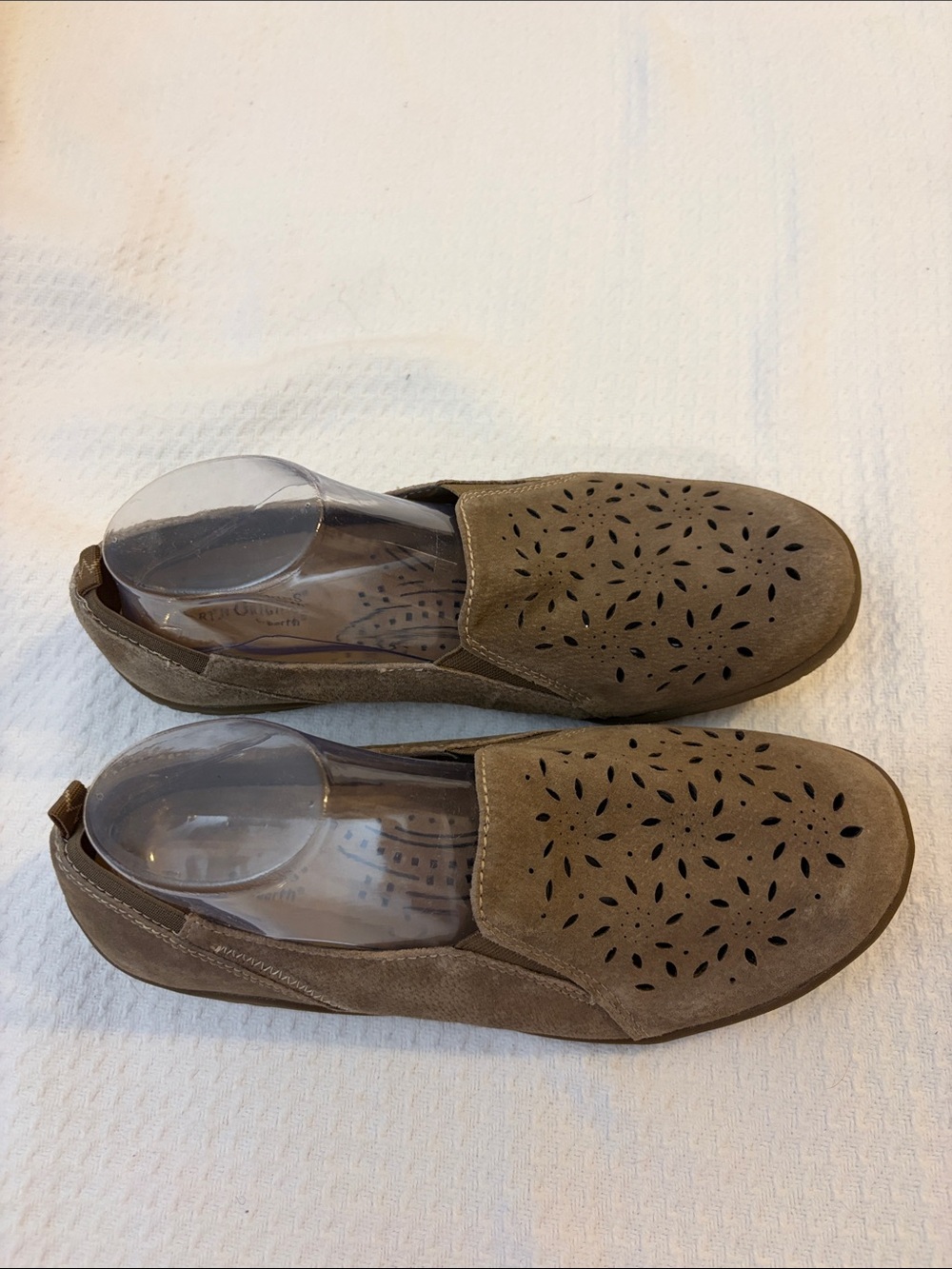 Earth Origins Sugar Leather Laser Cut Out Slip-On Loafers in Tan/Taupe Size 10 - Picture 3 of 16